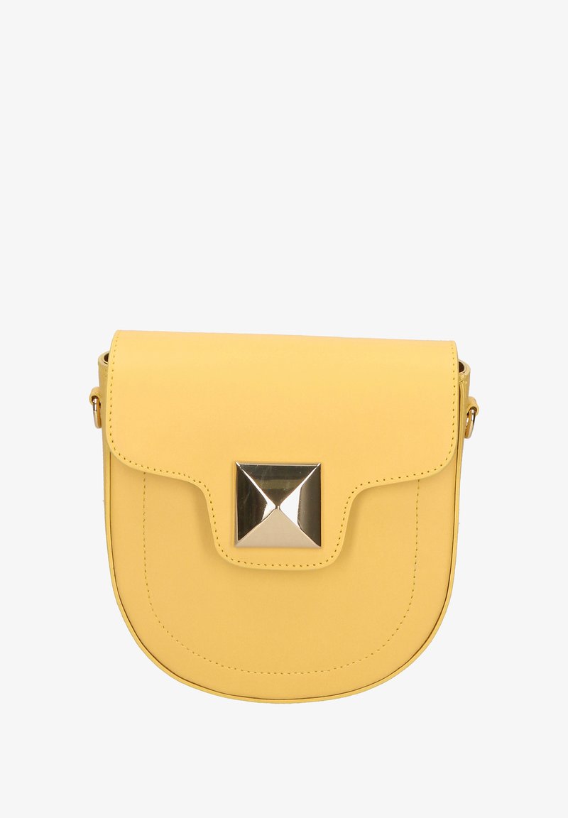 Borsa a tracolla gialla in pelle con un accento triangolare dorato sulla patta, fondo curvo e tracolla regolabile. Texture liscia, design minimalista.