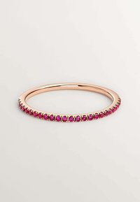 Anillo de oro rosa con una banda continua adornada con pequeñas piedras preciosas rosas a lo largo del borde superior. Superficie lisa y pulida, diseño ligero.