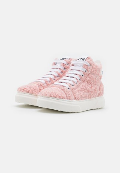 Ténis de cano alto cor-de-rosa feitos de material fofinho com atacadores brancos e uma sola de borracha branca espessa. Apresenta um rótulo de marca no calcanhar.