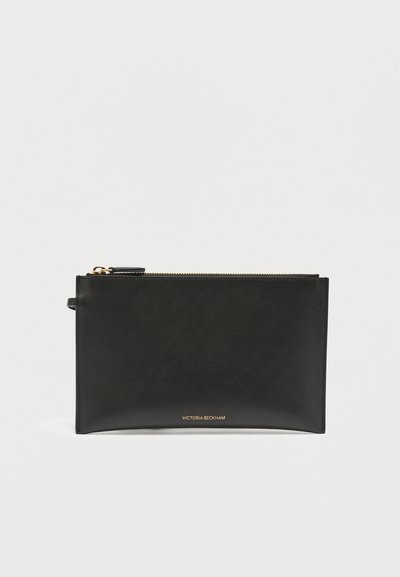 Pochette rectangulaire en cuir noir avec fermeture éclair dorée et petit logo doré "Victoria Beckham" centré près du bord inférieur.
