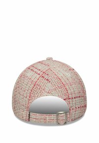 Texturierte Baseballmütze in Weiß und Pink mit einem Karomuster; verstellbarer Rückenschnalle mit Metallbeschlägen; weicher, gewebter Stoff.