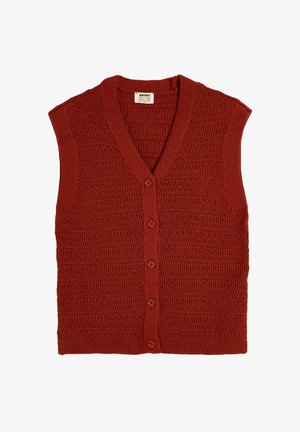 Rotes gestricktes ärmelloses Vest mit V-Ausschnitt, das ein strukturiertes Muster aufweist und fünf passende Knöpfe auf der Vorderseite hat.