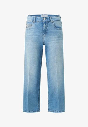 Jeans bleu clair en denim, avec une coupe droite, un style classique à cinq poches, et des surpiqûres décoratives sur les poches avant.