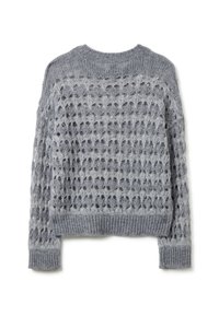 Maglione grigio lavorato a maglia con un design a trama aperta e testurizzata, maniche a coste e orlo. Il materiale sembra morbido e leggero.