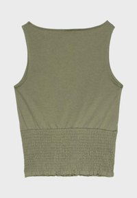 Haut sans manches vert olive avec larges bretelles et une ceinture smockée élastiquée en bas.