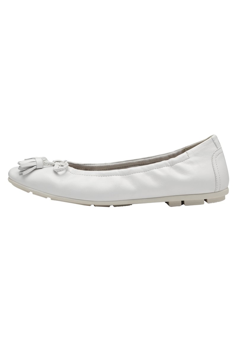 Ballet flats bianchi in pelle con punta arrotondata, caratterizzati da un dettaglio a fiocco decorativo sulla parte anteriore e una suola texturizzata per una migliore aderenza.