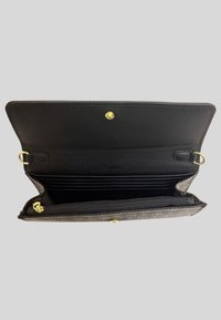 Portafoglio in pelle nera con interno strutturato, multiple fessure per carte, un compartimento con cerniera e dettagli in metallo dorato.