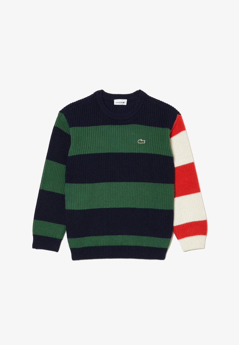 Pull en maille avec larges rayures horizontales bleu marine et vert sur le corps et le bras gauche, et rayures rouges et blanches sur le bras droit avec le logo Lacoste sur la poitrine.