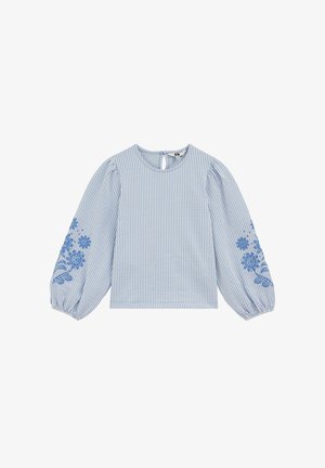Világoskék-fehér csíkos hosszú ujjú blúz puffadt ujjakkal és kék virágos hímzéssel mindkét karján, kerek nyakkivágással, hátul gombos záródással.