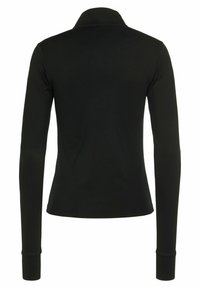 Schwarzes Langarm-Polohemd mit Kragen, aus glattem Stoff gefertigt, mit figurnaher Silhouette und ohne sichtbare Muster oder Akzente.