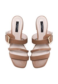 Sandali in pelle marrone con tre fasce strette e punta quadrata. Presenta una fibbia laterale con hardware dorato. Superficie liscia opaca.