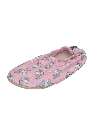 Pink slipper featuring a unicorn pattern, elasticized opening, soft fabric, and a smooth sole for comfort. Decorated with hearts.