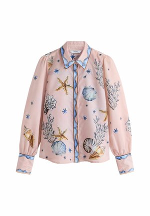Rózsaszín, hosszú ujjú blúz kék díszítéssel, tengeri témájú mintákkal: tengeri csillagok, kagylók, hínár és kis kék csillagok.