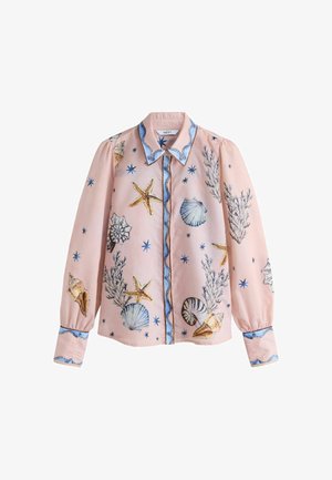 Rózsaszín, hosszú ujjú blúz kék díszítéssel, tengeri témájú mintákkal: tengeri csillagok, kagylók, hínár és kis kék csillagok.