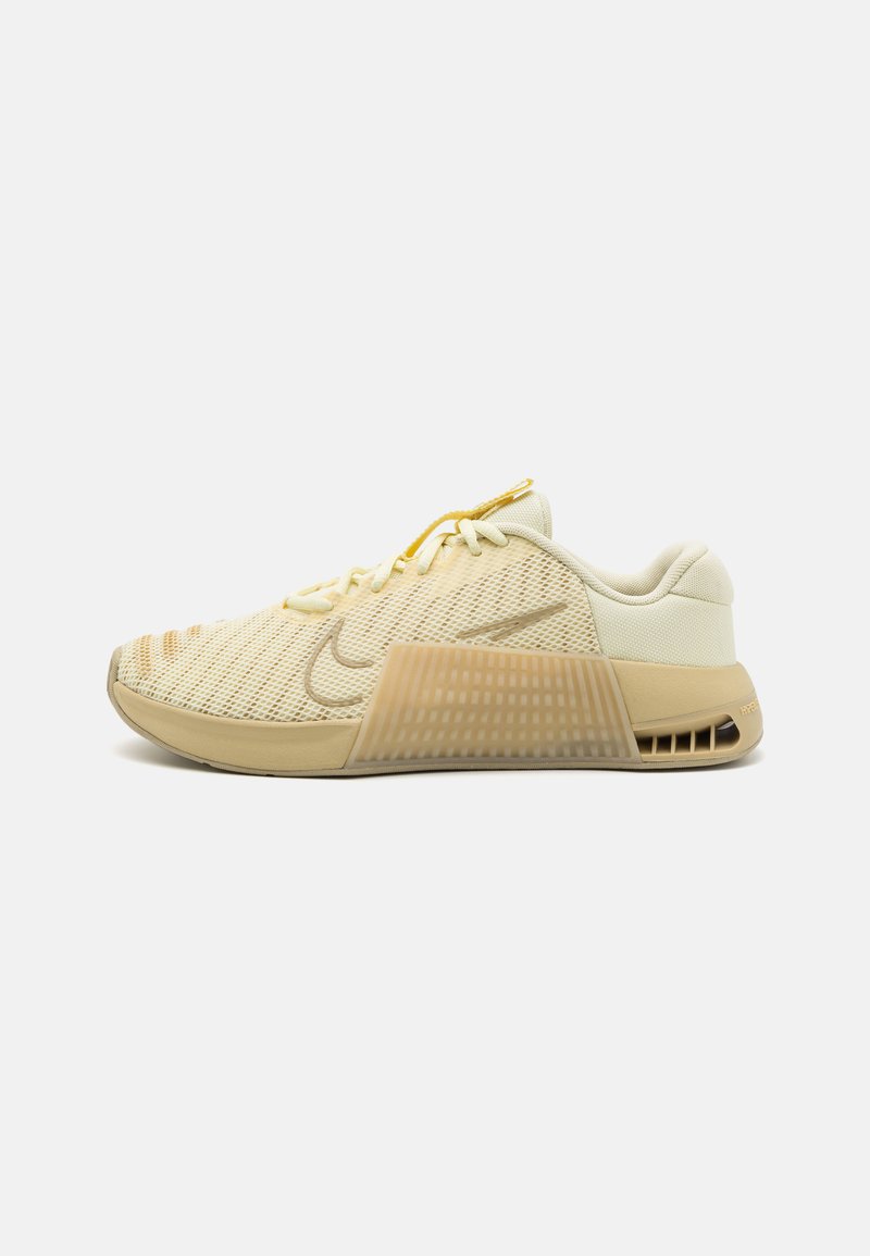 Nike Performance METCON 9 - Training shoe - alabaster/desert khaki/team gold/yellow - Zalando