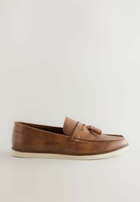 Ruske nahkasi loaferit kudotun yksityiskohdan ja koristeellisten nauhojen kanssa. Valkoinen kumipohja, pyöreä kärki ja virtaviivainen muotoilu.