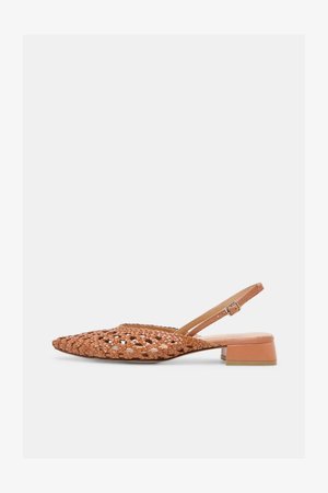Bruine gevlochten leren slingback schoen met spits toelopende neus en lage blokhak, zijkant gezien op witte achtergrond.