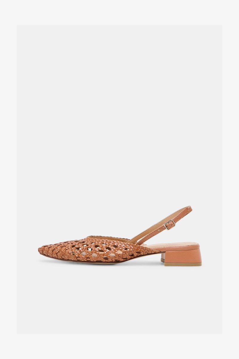 Brūna austās ādas kurpju ar sprādzi, ar smailu purngalu un zemu bloku papēdi, skats no sāniem uz baltā fona.