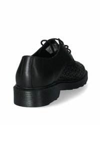 Scarpa nera stringata con una parte posteriore in pelle liscia e una sezione laterale in tessuto intrecciato. La suola in gomma è rigata per garantire aderenza.