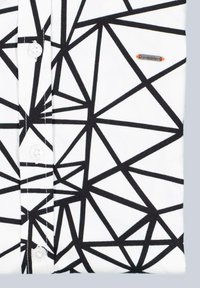 Kurzarmhemd aus weißem Stoff mit einem geometrischen schwarzen Muster, mit Knopfkraagen und einem kleinen Metallelement mit orangefarbenem Akzent.