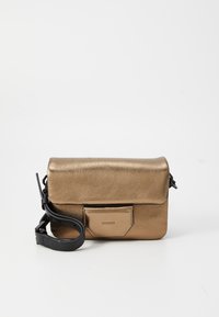 Bronsefarget metallisk skinn crossbody-veske med klaffelukking, justerbar svart stropp og en frontlomme med preget logo.