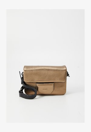 Mala tiracolo em couro metálico bronze com fecho de aba, alça preta ajustável e bolso frontal com logótipo em relevo.