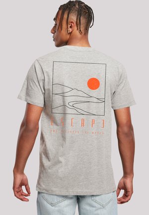Graues Baumwoll-T-Shirt mit einem grafischen Design von Bergen und einer Sonne in Orange, darunter der Text "ESCAPE". Kurze Ärmel, lockere Passform.