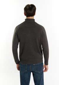 Mo Maglione - mottled dark grey