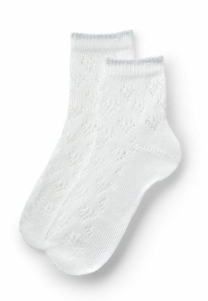 Para białych skarpetek do kostek z subtelnym, fakturowanym wzorem kwiatowym oraz ściągaczami na jednolitym białym tle.