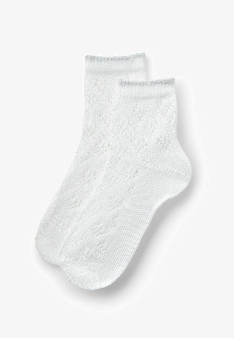 Paire de chaussettes blanches courtes avec un motif floral texturé subtil et des bords côtelés sur un fond blanc uni.
