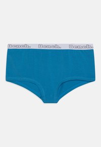 Kék pamut hipster fehér elasztikus derékpánttal, amelyen feketével "Bench." felirat található. Sima textúrájú és fitted dizájnnal.