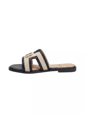 Sandalo basso con suola nera e cinturino in tessuto beige con bordatura nera e dettaglio fibbia decorativa dorata.