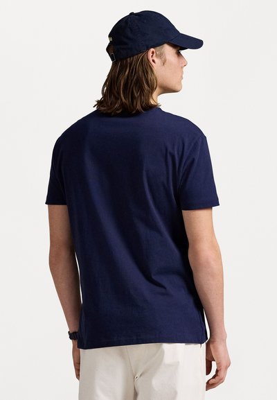 T-shirt en coton bleu marine avec un col rond et des manches courtes, présenté de dos, offrant une coupe décontractée et une texture lisse.