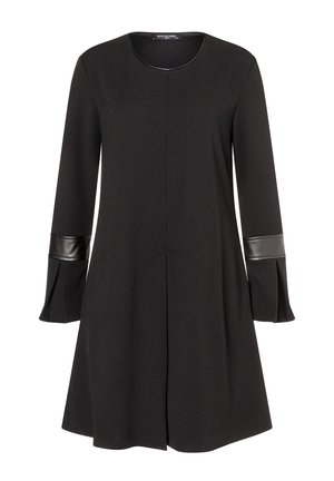 Robe noire avec un col rond et des manches longues. Présente un tissu texturé avec des accents en cuir noir brillant aux ouvertures des manches.