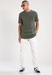Urban Classics Apdrukāts T-krekls - olive