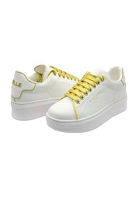 Sneakers bianchi con una finitura testurizzata, caratterizzati da accenti e lacci dorati, una suola bianca spessa e un brand sul lato.