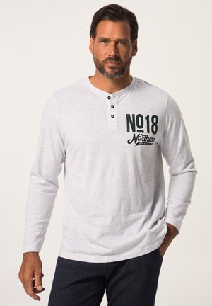 Camisa henley de manga larga en gris con tres botones negros en el escote. Presenta una impresión en verde oscuro que dice "NO18 Northern" en el frontal.