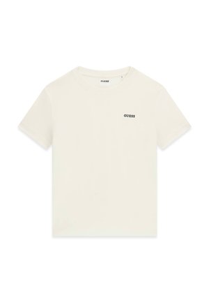 Hvid kortærmet T-shirt med rund hals og lille sort "GUESS"-logo på venstre bryst, lagt fladt ud på en hvid baggrund.