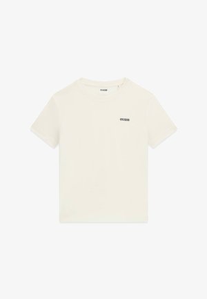 Fehér, rövid ujjú, kerek nyakú póló, bal mellrészen kis fekete „GUESS” logóval, fehér háttéren, összefektetve.