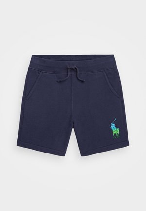 Marineblå shorts med snøre, forlommer og en grøn- og blå polospiller-logo på venstre ben.