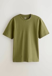 Alyvuogių žalios spalvos medvilniniai marškinėliai su trumpomis rankovėmis, apvaliomis apykaklėmis ir įprasto kirpimo. Sklandžios tekstūros, be matomų raštų ar akcentų.