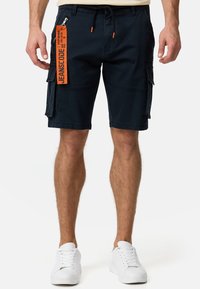 Marine cargo shorts lavet af bomuld, med to sidelommer, en lynlåslomme og en justerbar snor i taljen med orange accenter.