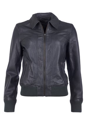 Schwarze Lederjacke mit Frontreißverschluss, gerippten Bündchen und Saum sowie zwei seitlichen Reißverschlusstaschen, gezeigt auf weißem Hintergrund.