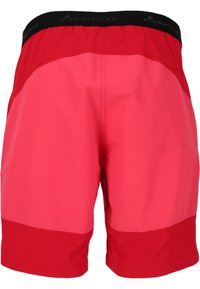 Röda shorts med en gradientdesign och midja i mörkare röd. Tillverkade av lättviktig tyg, slät textur med synliga sömmar.