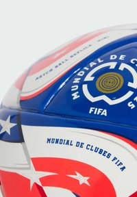 Fudbalska lopta s plavim, crvenim i bijelim grafičkim dizajnom. Sadrži natpis "Mundial de Clubes FIFA" i teksturiranu površinu. Replika lopte za utakmicu.
