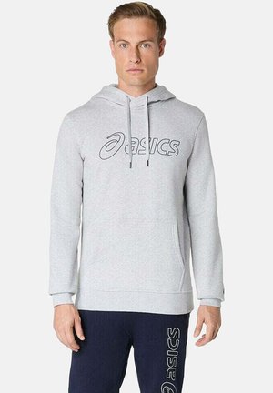 Haut à capuche gris avec un cordon de serrage, arborant un logo Asics noir sur la poitrine. Le matériau semble doux, avec une poche à l'avant.