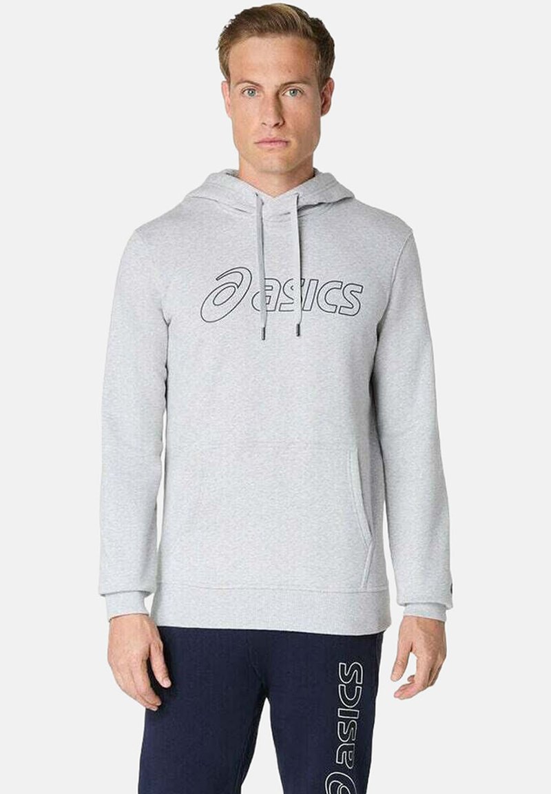 Felpa grigia con cappuccio e coulisse, caratterizzata da un logo Asics nero sul petto. Il materiale appare morbido, con una tasca frontale.