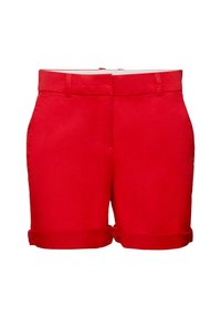 Shorts rouges avec revers, passants pour ceinture et fermeture éclair à l'avant, présentés sur un fond blanc.