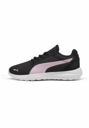 Baskets de sport noires avec une surface texturée et des accents rose clair. Caractéristiques d'une semelle blanche et de lacets noirs pour un maintien sécurisé.
