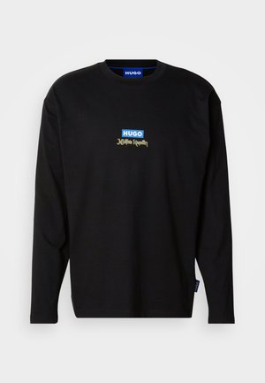 T-shirt nero a maniche lunghe con un logo "HUGO" blu e testo dorato sul davanti, realizzato in morbido cotone con un fit classico.